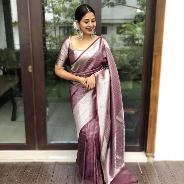 Beautiful rich pallu & jacquard work on all over the saree